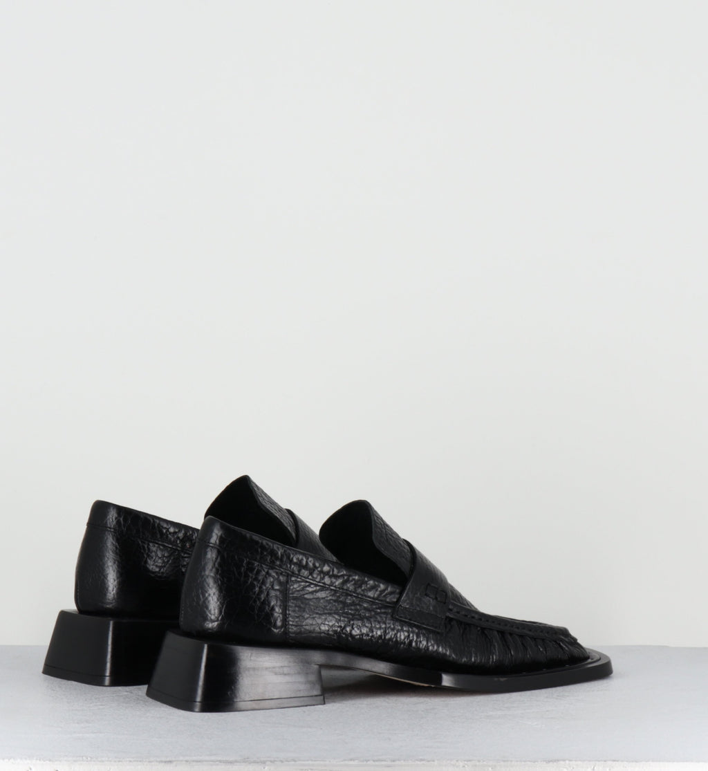 AIRI BLACK LOAFERS