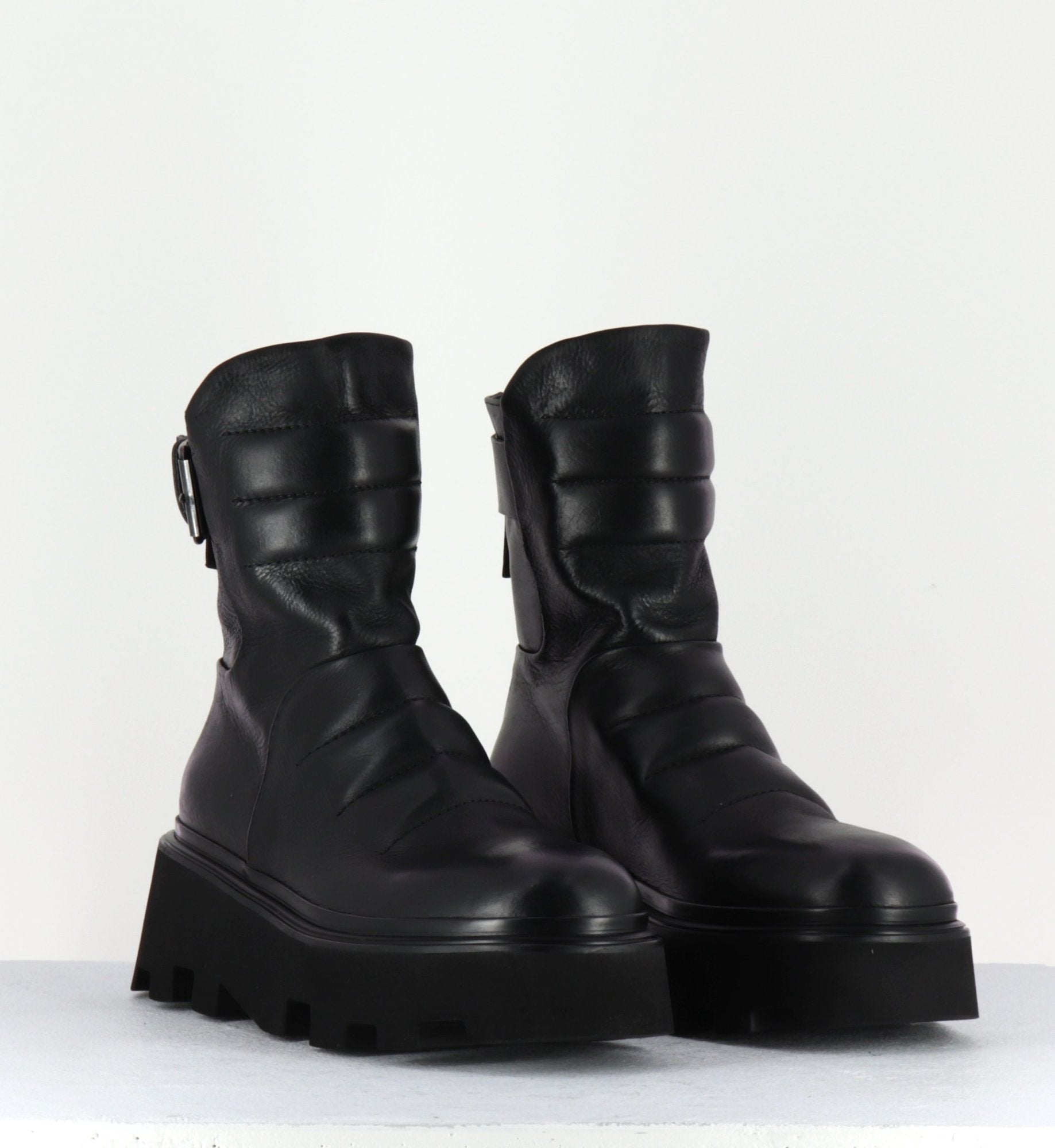 Boots en cuir noir à surpiqures et semelle micro - E2722