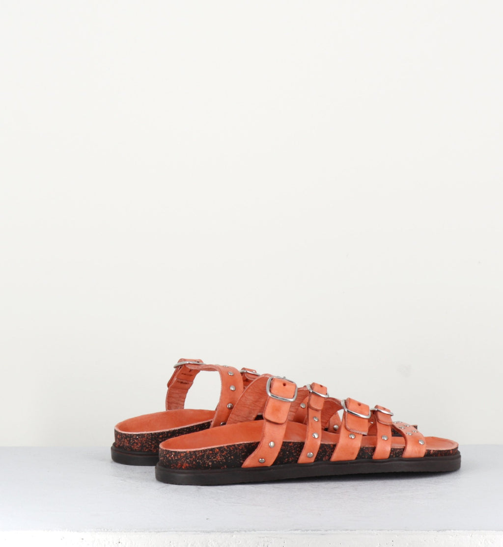 Sandales plates en cuir orange clair multi-brides à clous - 68750 CARROT
