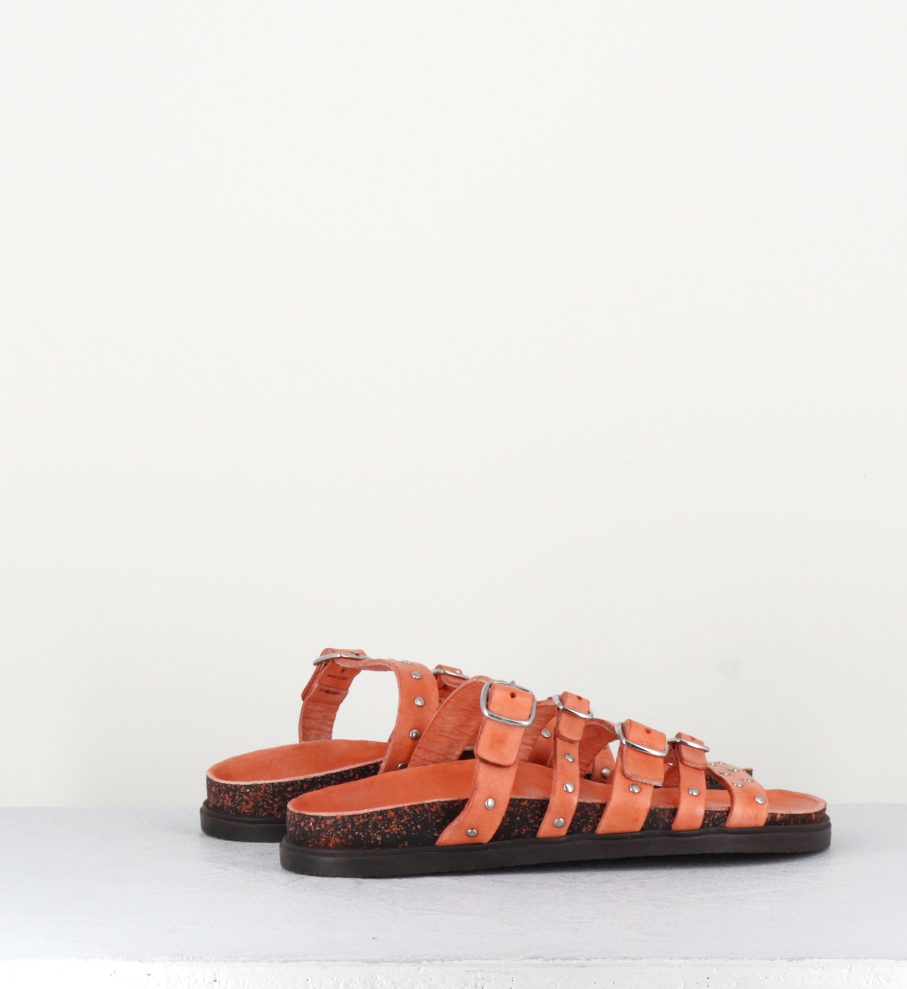 Sandales plates en cuir orange clair multi-brides à clous - 68750 CARROT