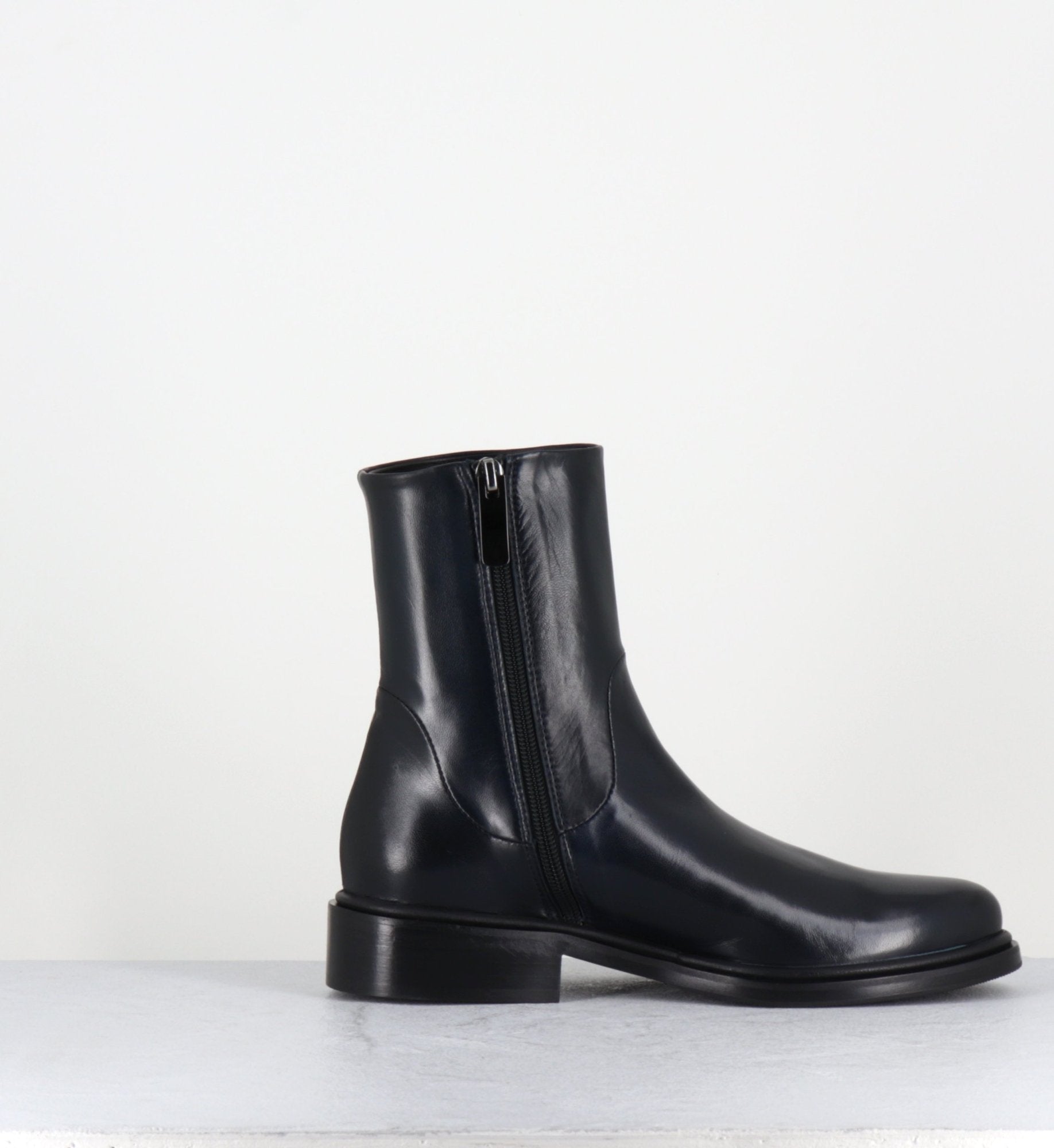 Boots En Agneau Plong Bleu Nuit TRENTO NAPPA OCEAN Garrice Boots En Agneau Plong Bleu Nuit TRENTO NAPPA OCEAN Garrice
