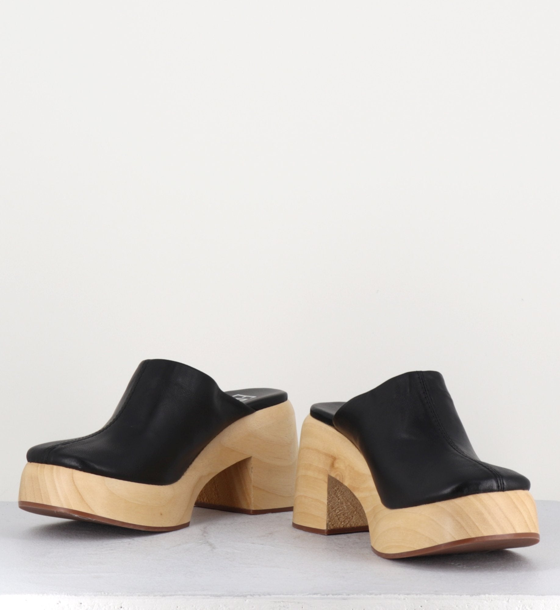 Sabot en cuir noir à plateforme - ROBERTA CLOGS BLACK
