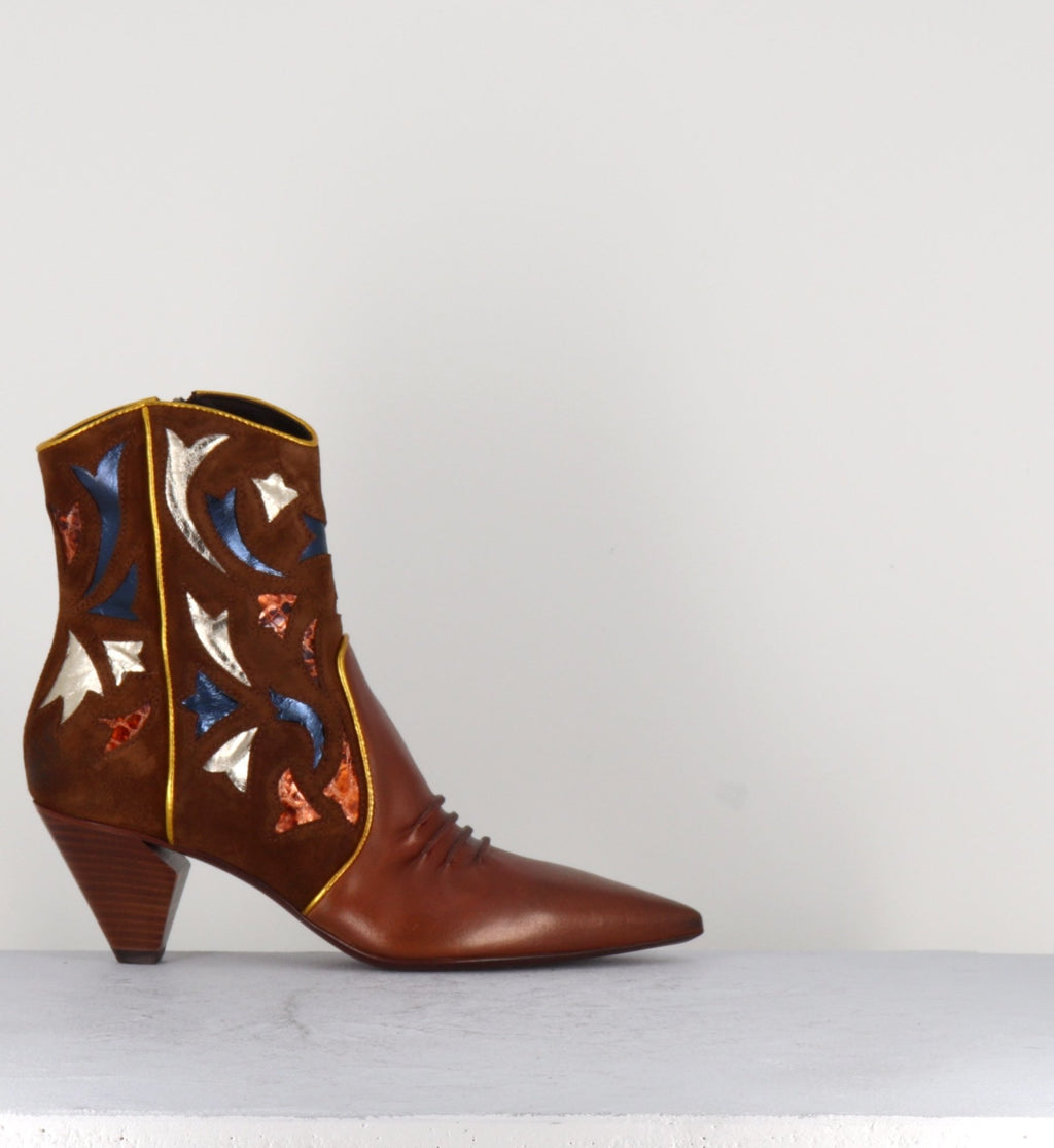 Bottines pointues en cuir camel  E1673  - Elena Iachi