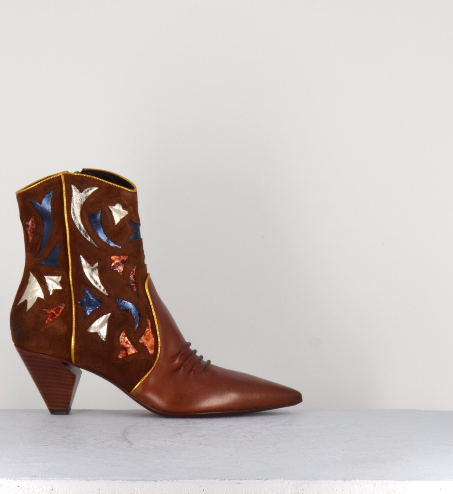 Bottines pointues en cuir camel  E1673  - Elena Iachi