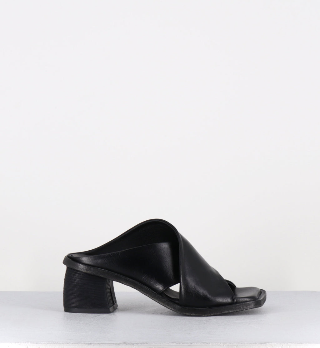 Mules en cuir noir talon déstucturé - LOTOU SUAVE NERO