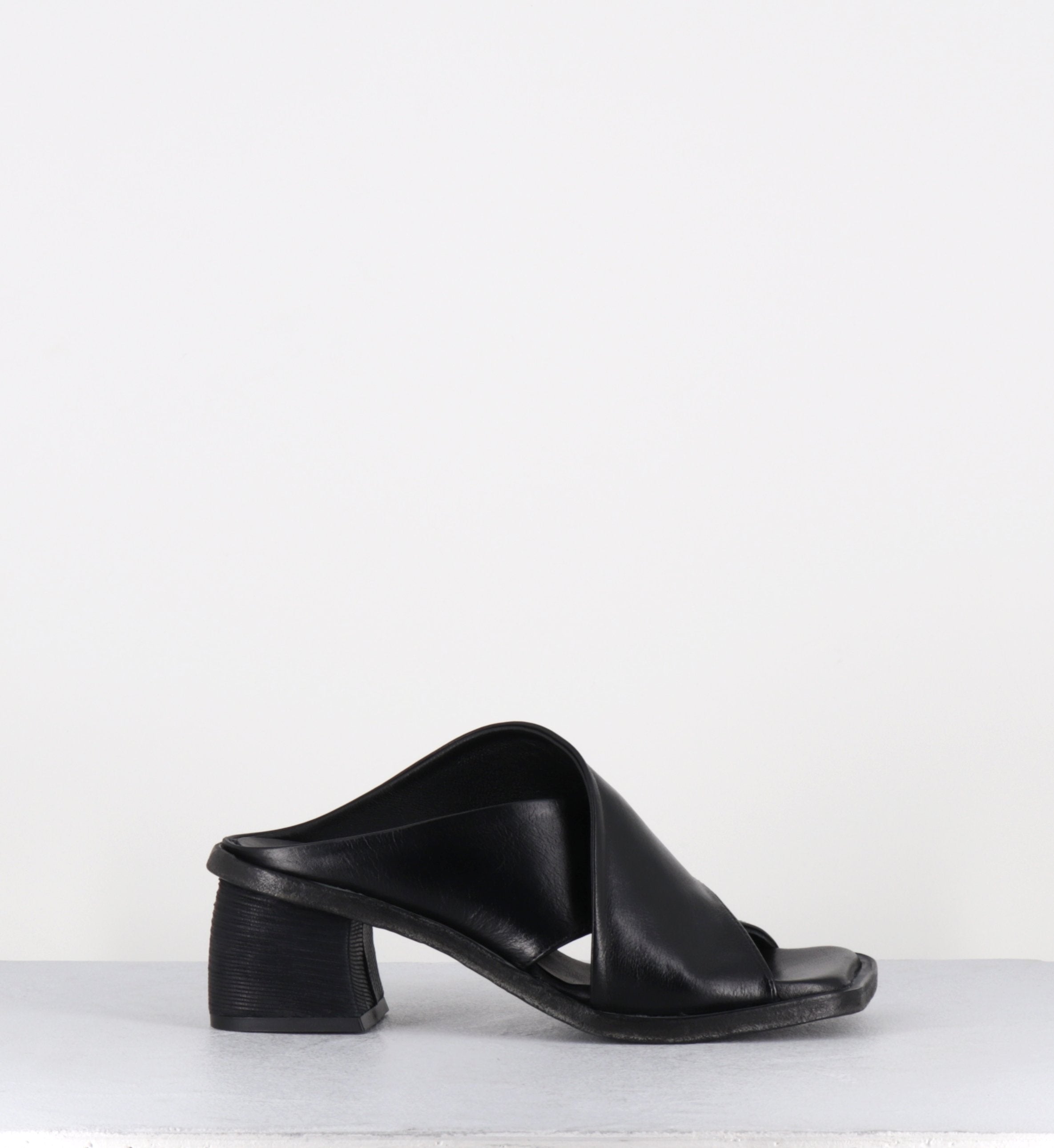 Mules en cuir noir talon déstucturé - LOTOU SUAVE NERO