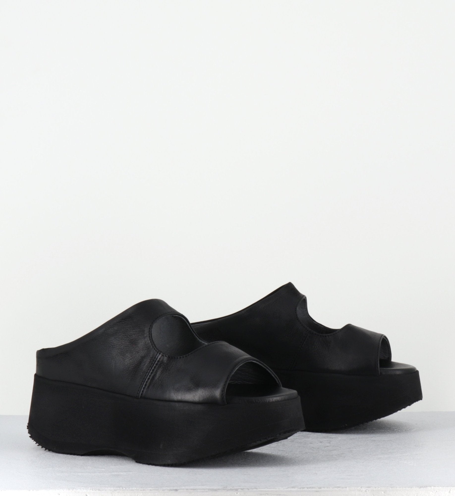 Mules compensées japonisantes en cuir noir 5121 GAS NERO