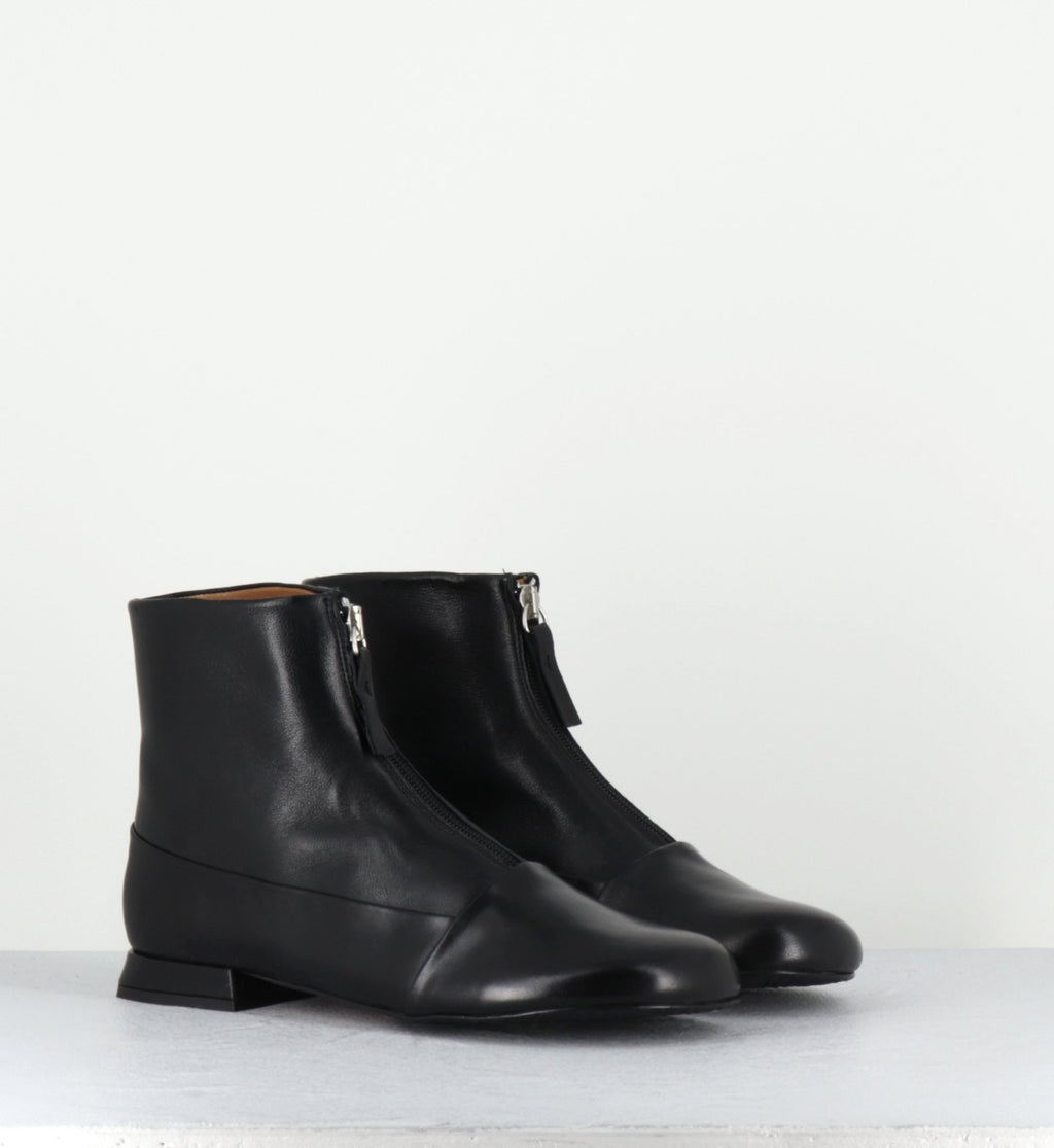 Boots plates en cuir souple noir à zip -  MARIA BLACK NAPPA