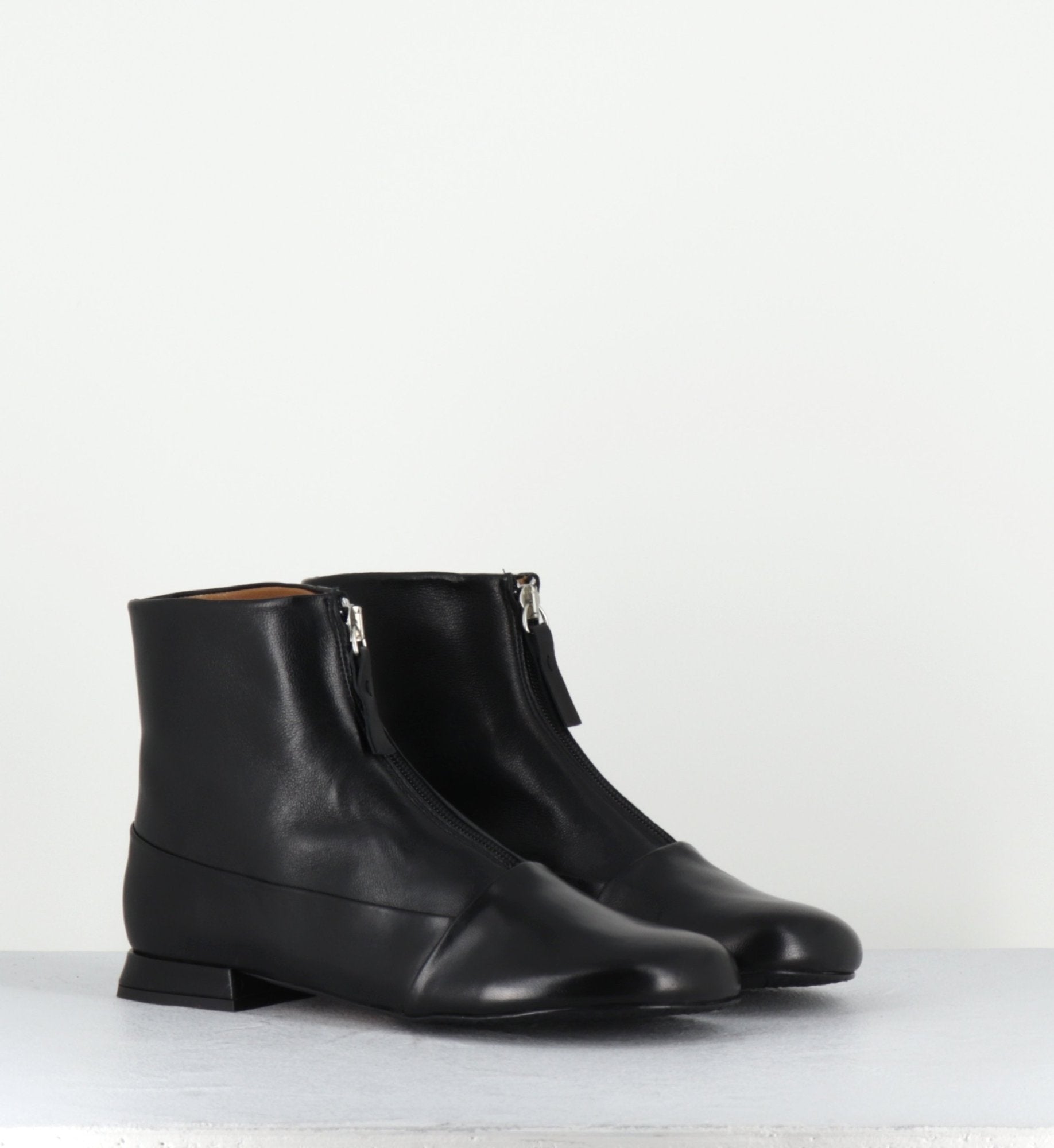 Boots plates en cuir souple noir à zip -  MARIA BLACK NAPPA