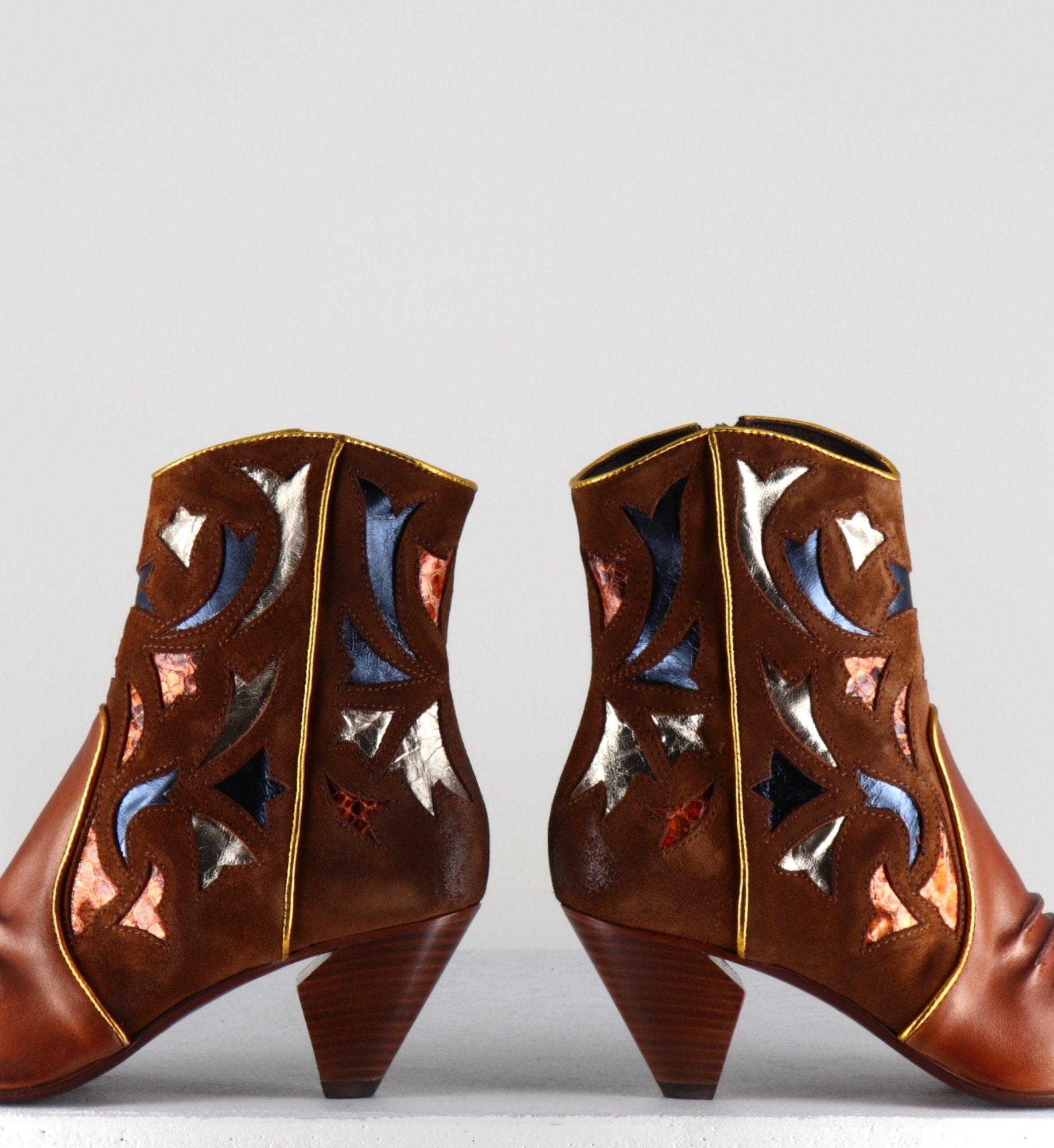 Bottines pointues en cuir camel  E1673  - Elena Iachi