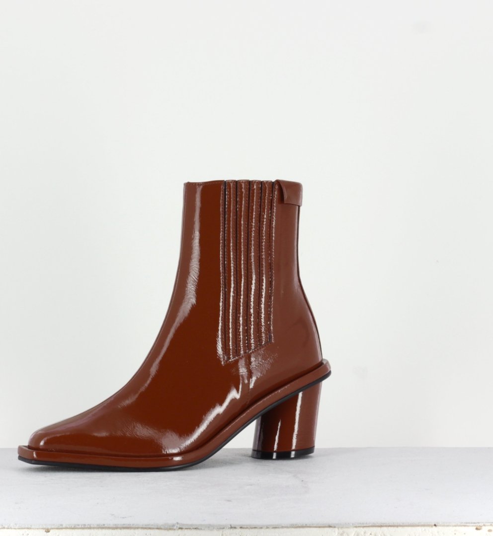 Oblique Square Chelsea boots en cuir vinyle brique - Reike Nen