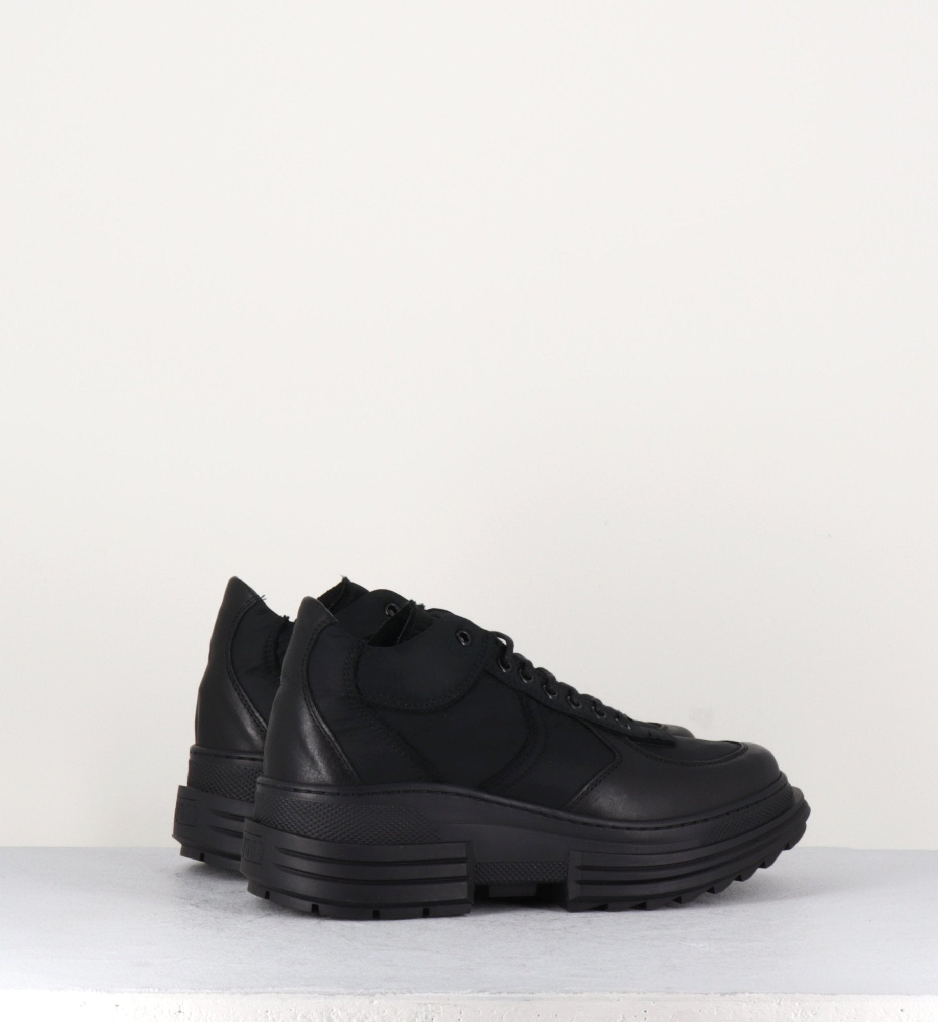 Baskets semelle épaisse en cuir et toile noir Beyond shoes - ALAYNA