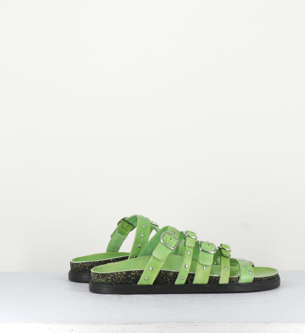 Sandales plates en cuir vert clair multi-brides à clous - 68750 LEAF