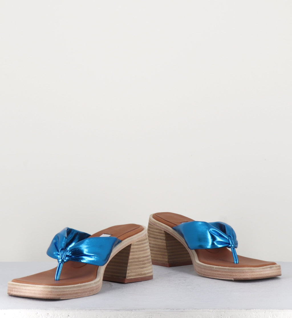 Sandales-tong en cuir métallisé bleu - APRIL BLUE SANDALS