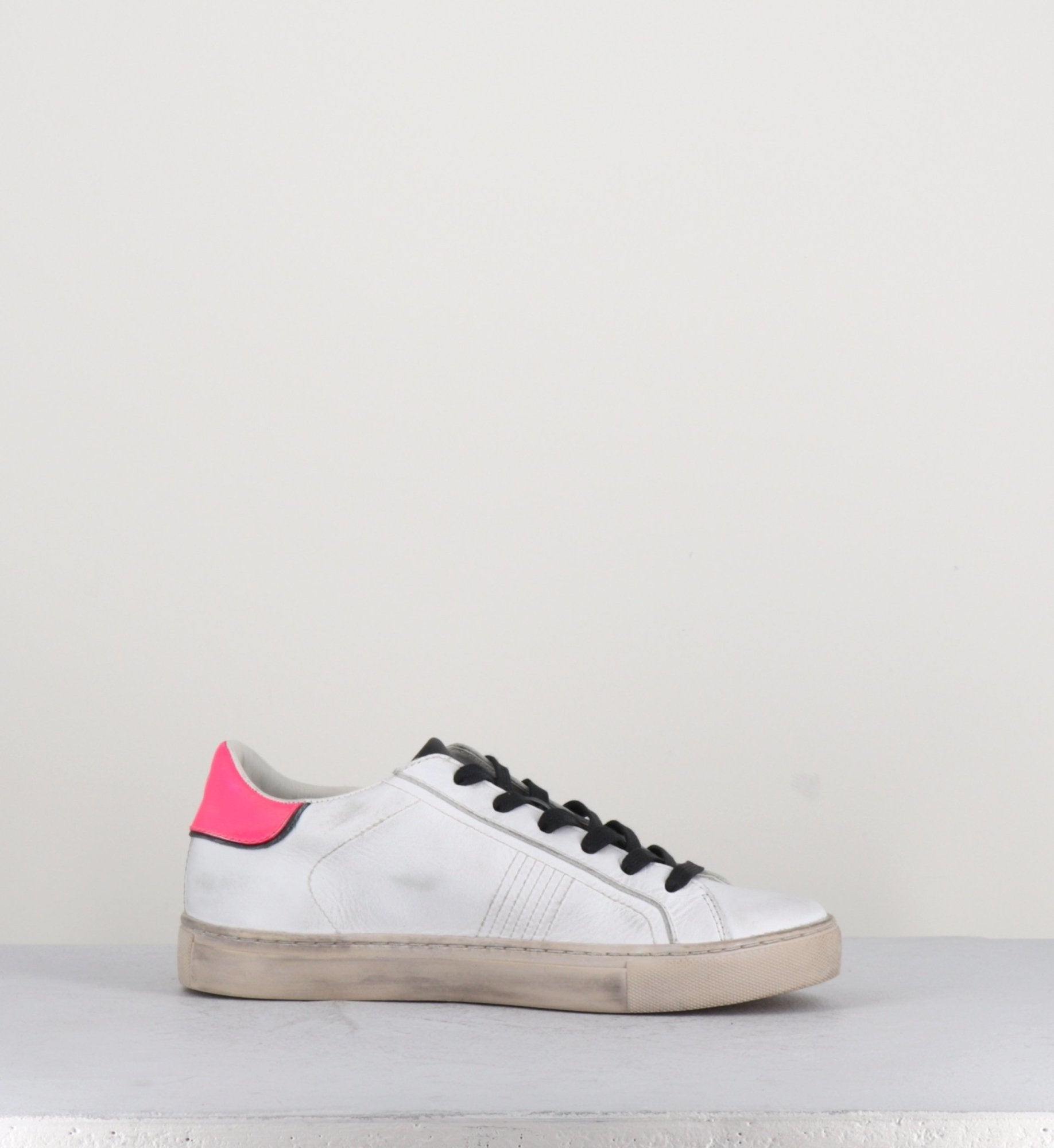 Sneakers en cuir blanc et rose Crime London - BEAT 25700