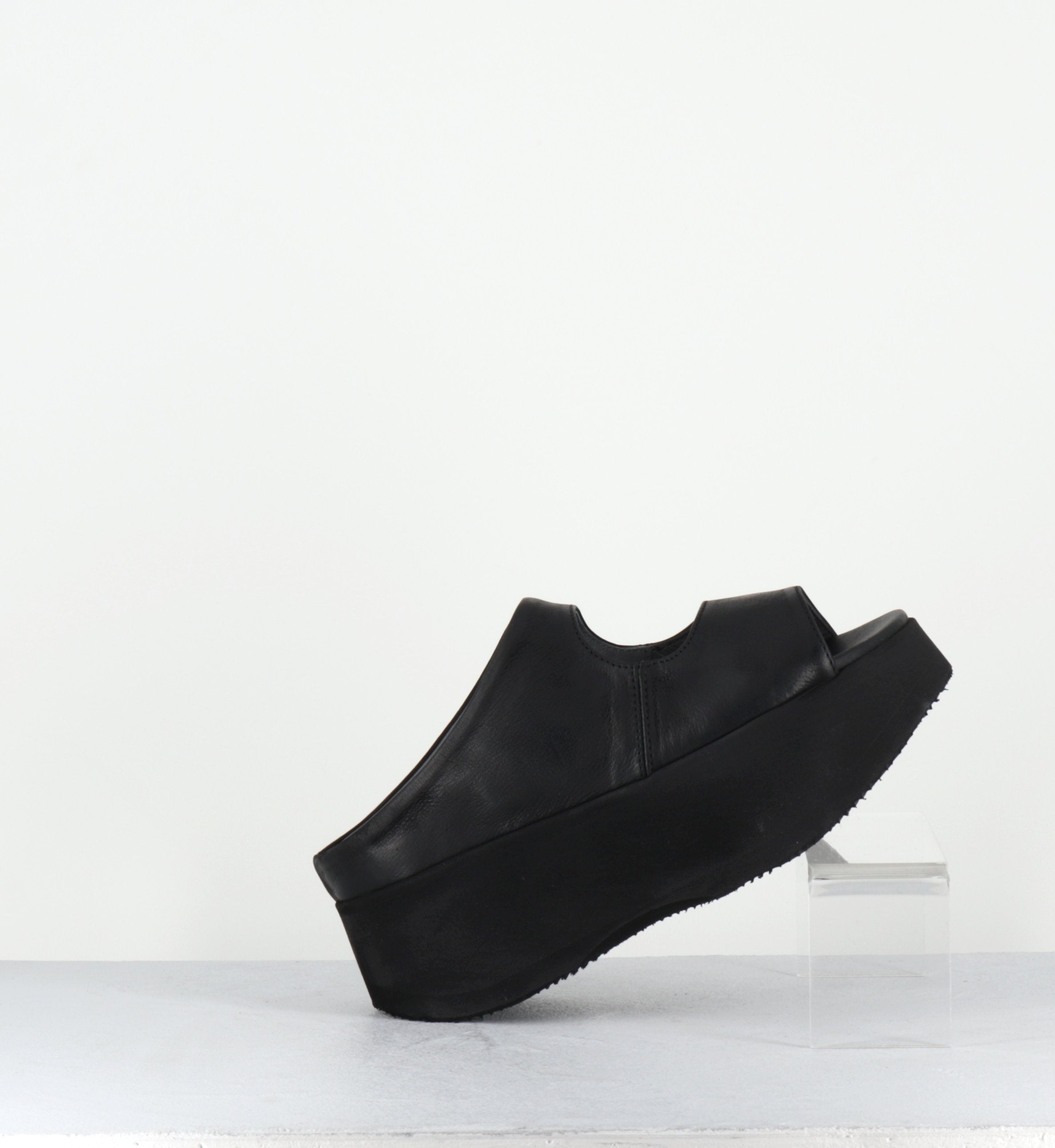 Mules compensées japonisantes en cuir noir 5121 GAS NERO