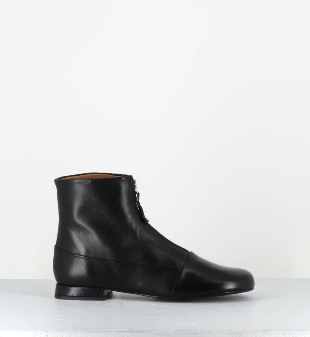 Boots plates en cuir souple noir à zip -  MARIA BLACK NAPPA