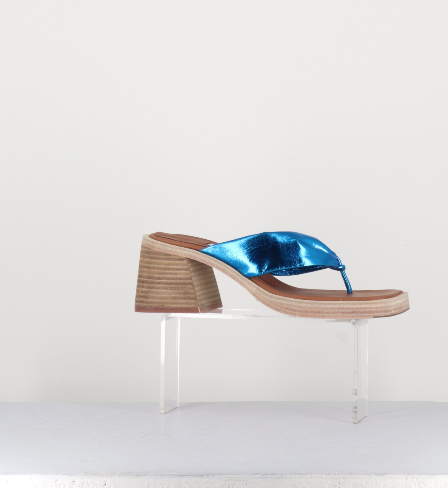 Sandales-tong en cuir métallisé bleu - APRIL BLUE SANDALS