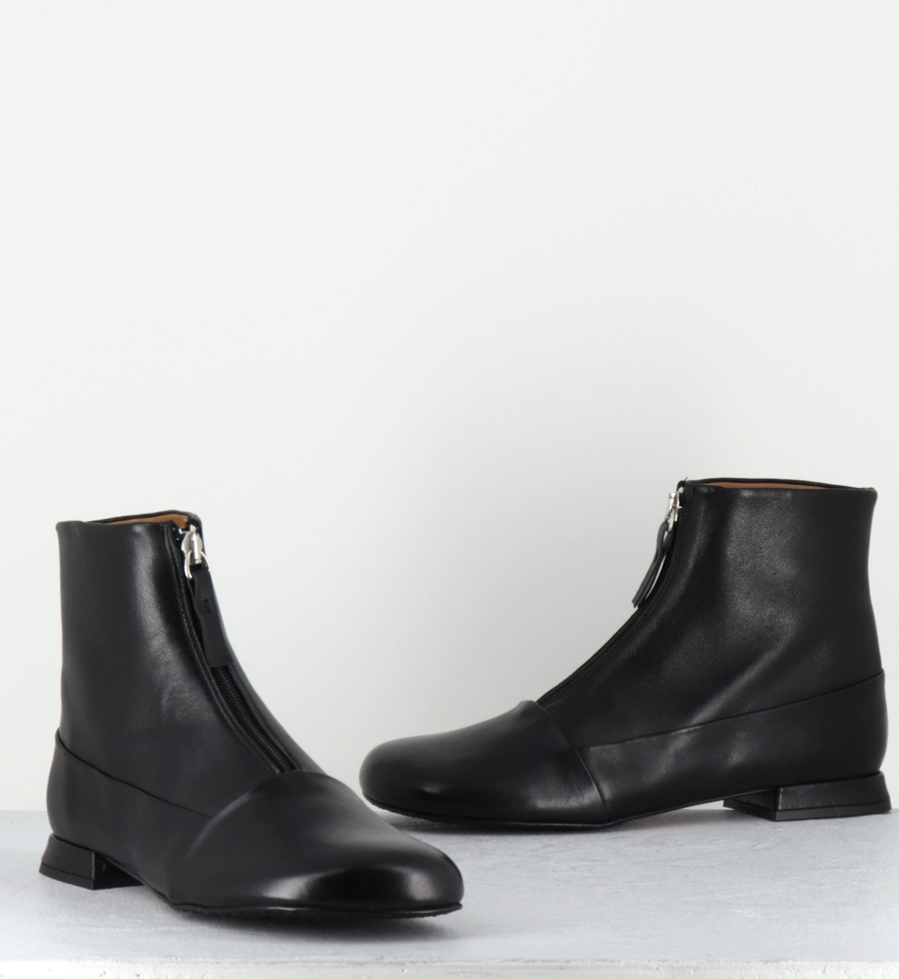 Boots plates en cuir souple noir à zip -  MARIA BLACK NAPPA