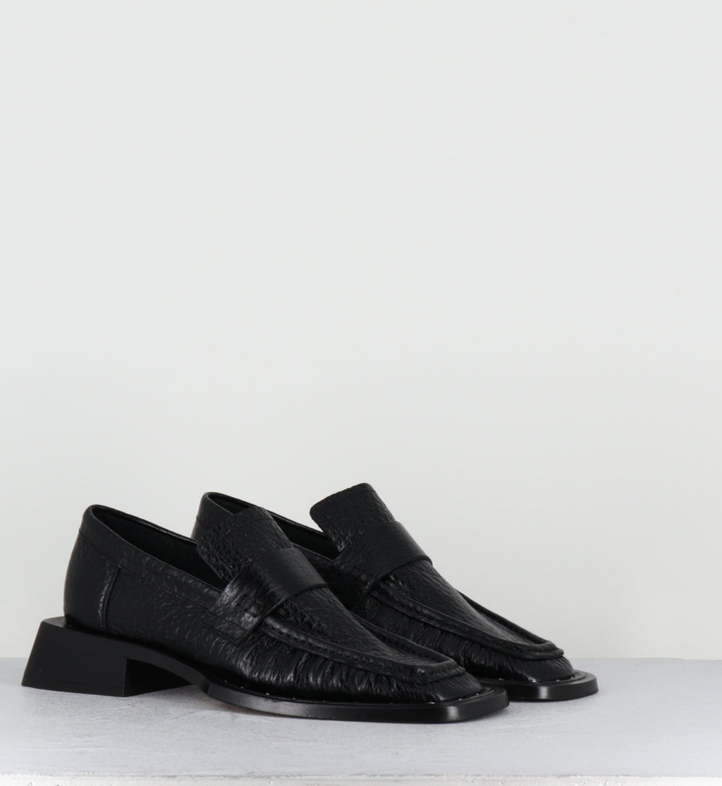 AIRI BLACK LOAFERS