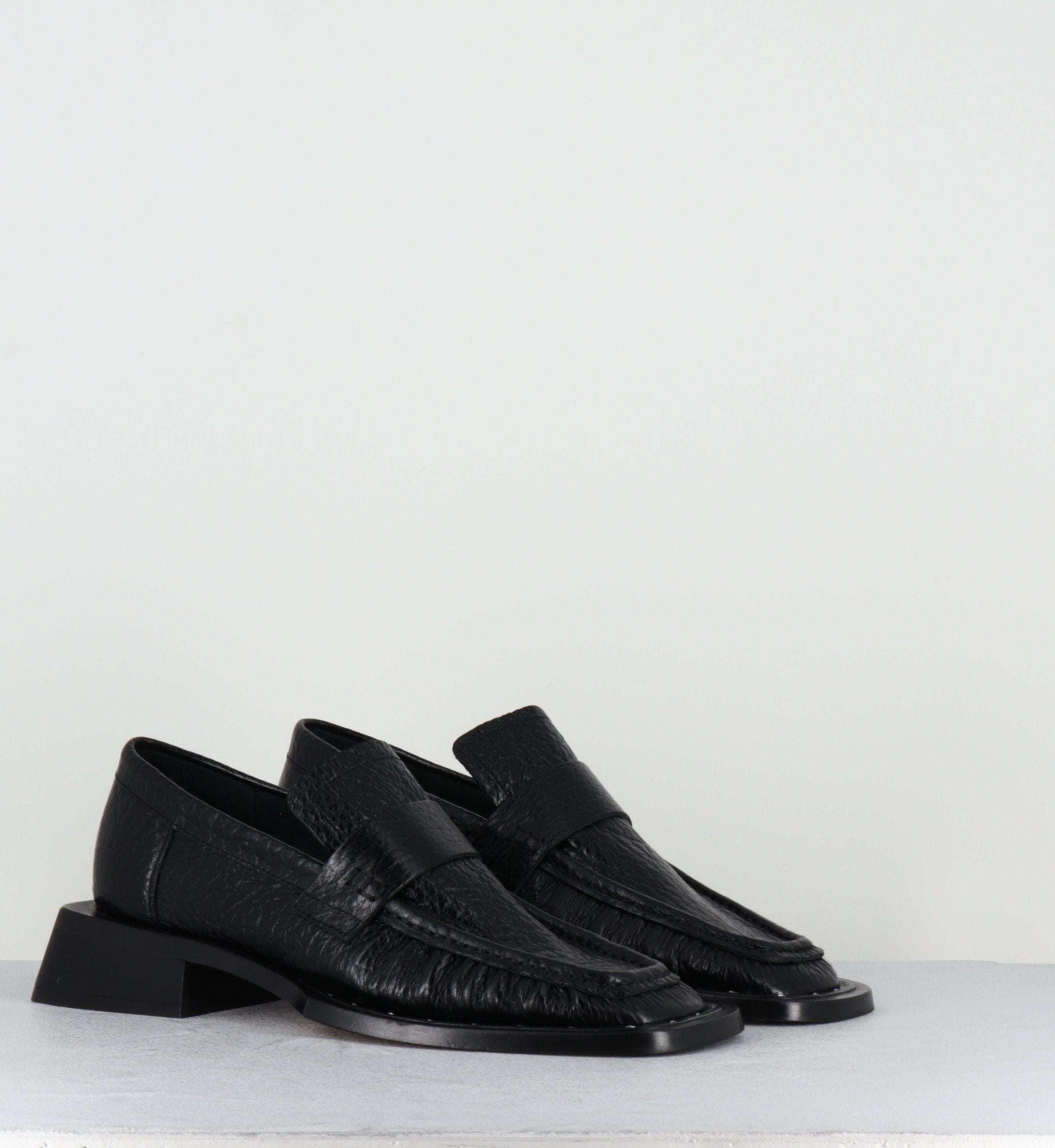 AIRI BLACK LOAFERS