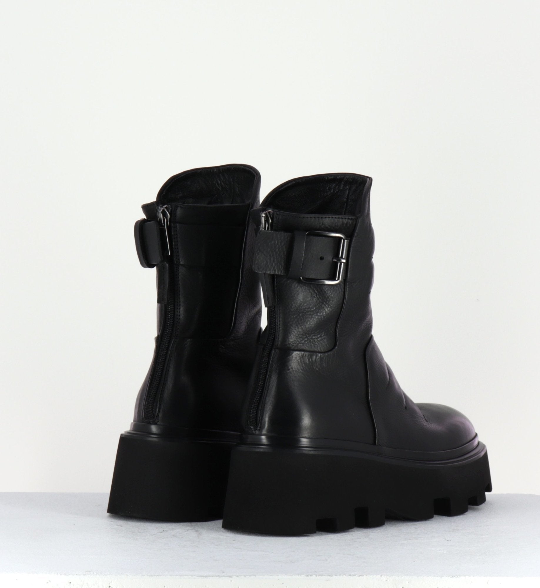 Boots en cuir noir à surpiqures et semelle micro - E2722