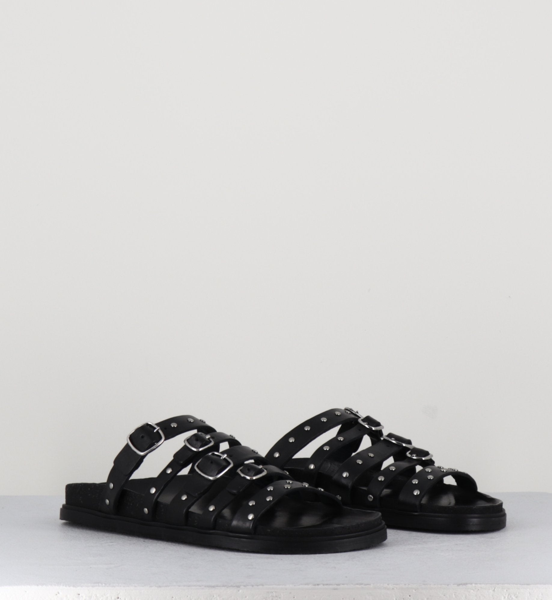 Sandales plates en cuir noir multi-brides à clous - 68750 NERO