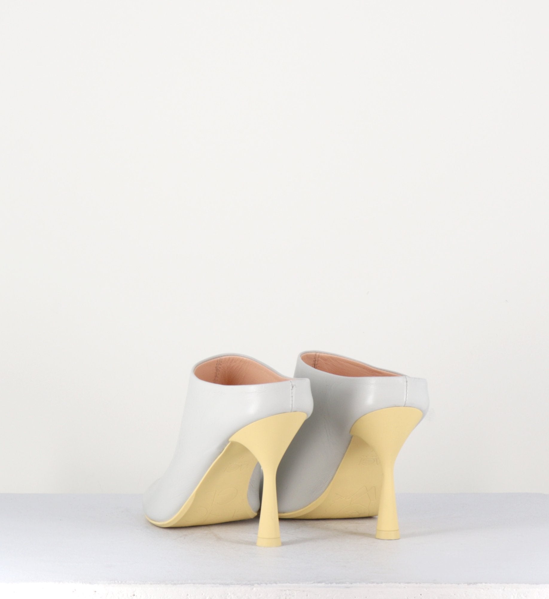 Sandales mules en cuir gris à talon structuré jaune - DEA MULE OFFWHITE