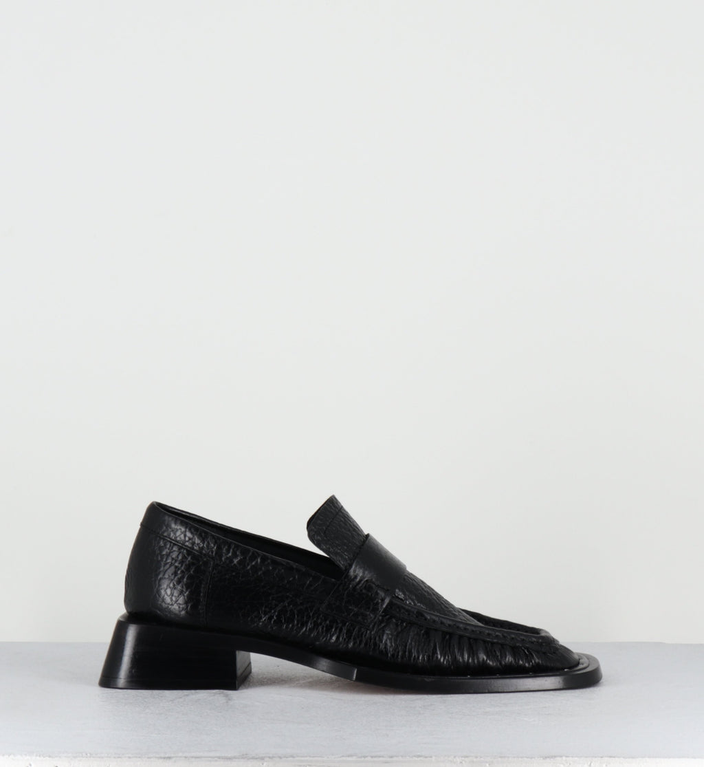 AIRI BLACK LOAFERS