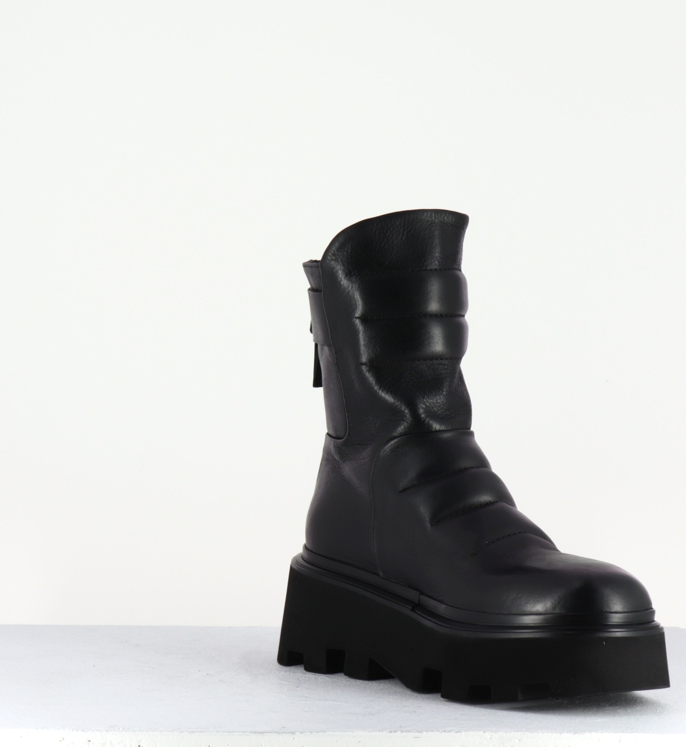 Boots en cuir noir à surpiqures et semelle micro - E2722