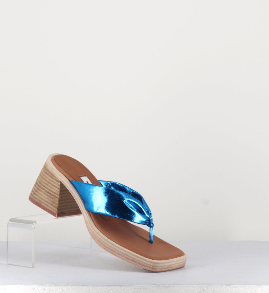 Sandales-tong en cuir métallisé bleu - APRIL BLUE SANDALS
