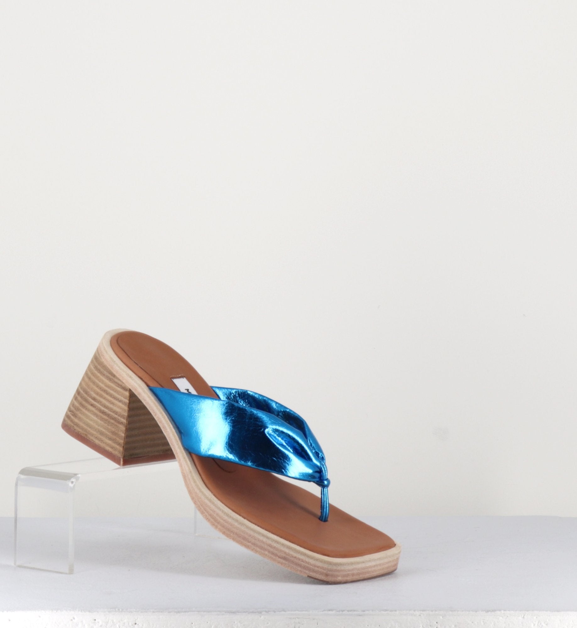 Sandales-tong en cuir métallisé bleu - APRIL BLUE SANDALS