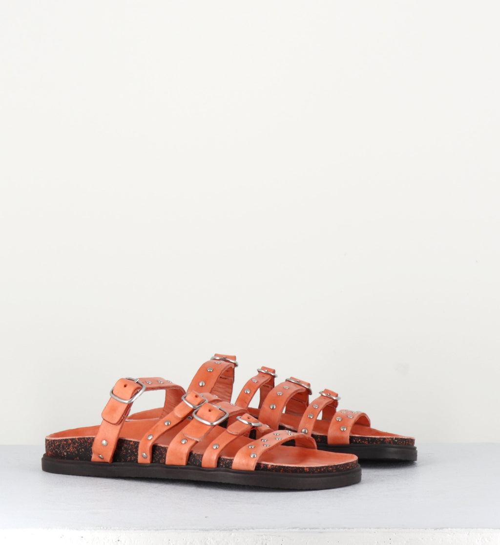Sandales plates en cuir orange clair multi-brides à clous - 68750 CARROT