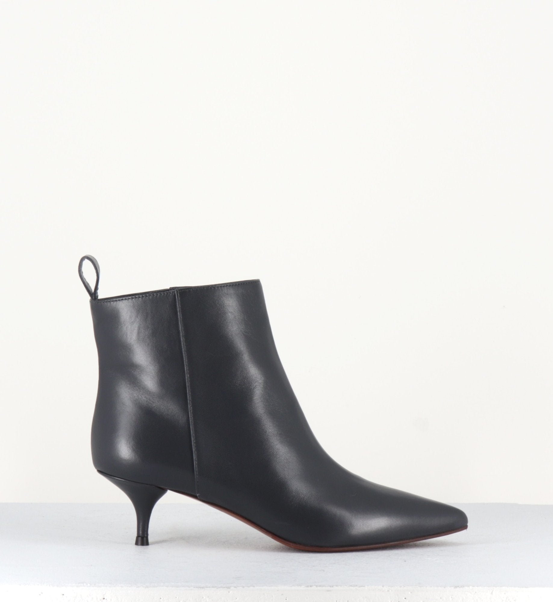 Bottines pointues en cuir gris et petit talon aiguille L'autre Chose - LDH004