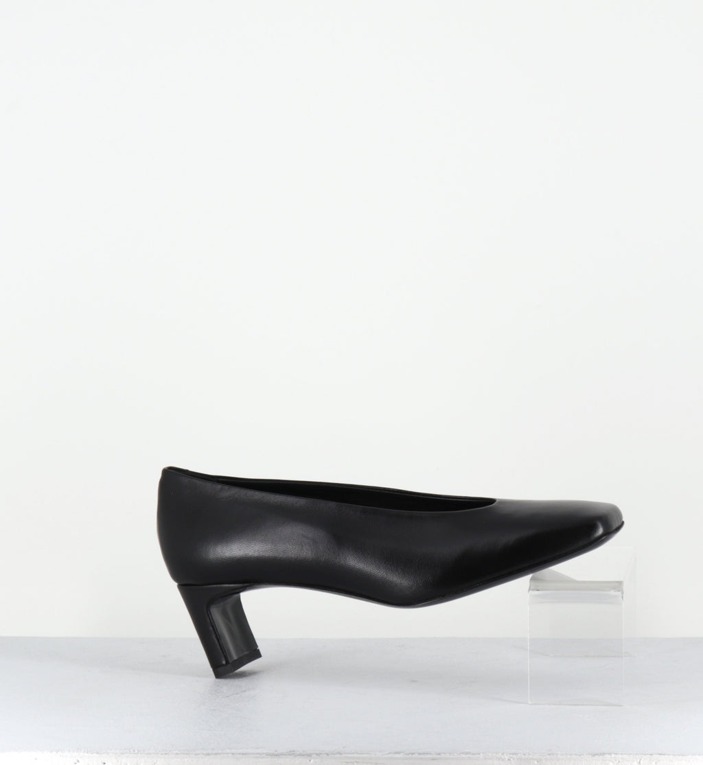 SANTI BLACK COWHIDE