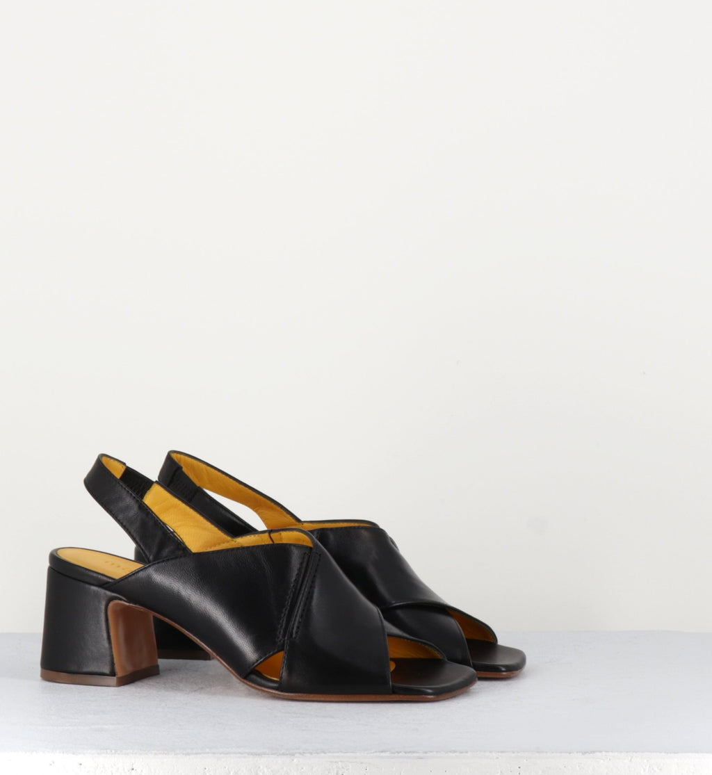 Sandales en cuir noir petit talon bout carré - L864 GLOV NERO