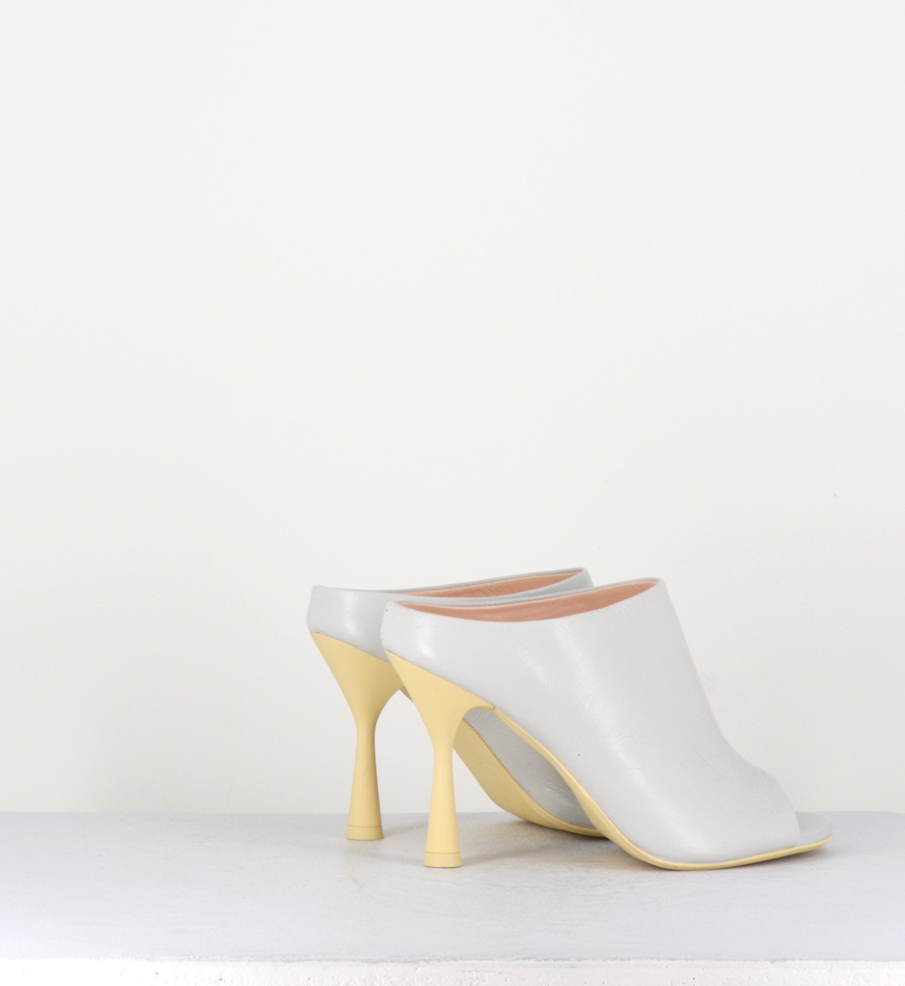 Sandales mules en cuir gris à talon structuré jaune - DEA MULE OFFWHITE