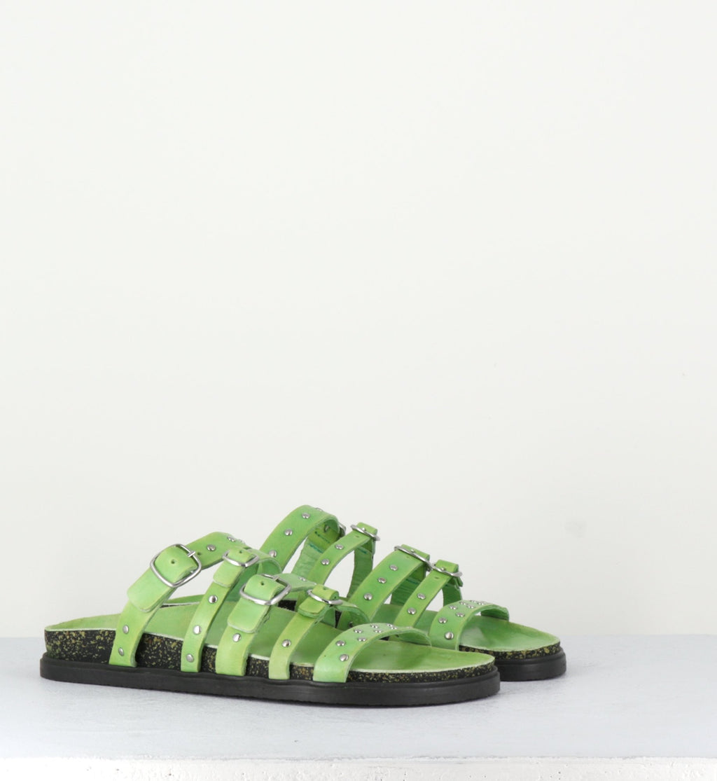Sandales plates en cuir vert clair multi-brides à clous - 68750 LEAF