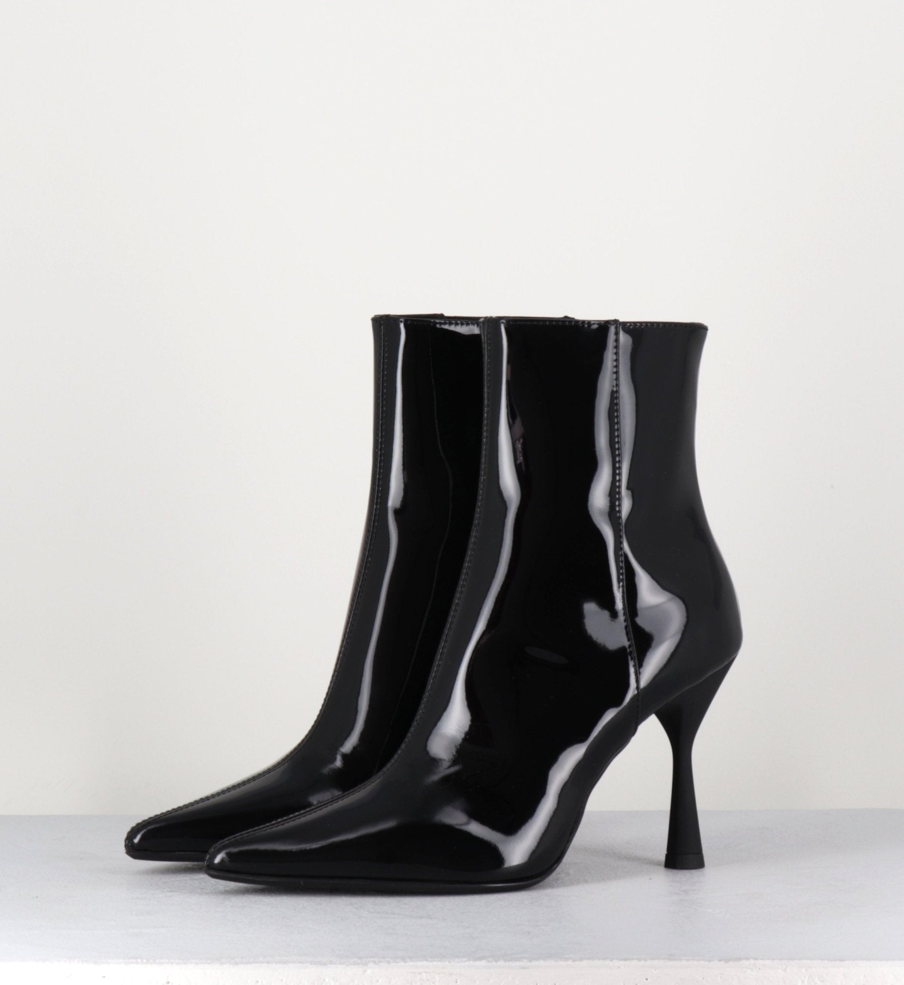 Boots bout pointu en cuir vernis noir - DEA SHINY