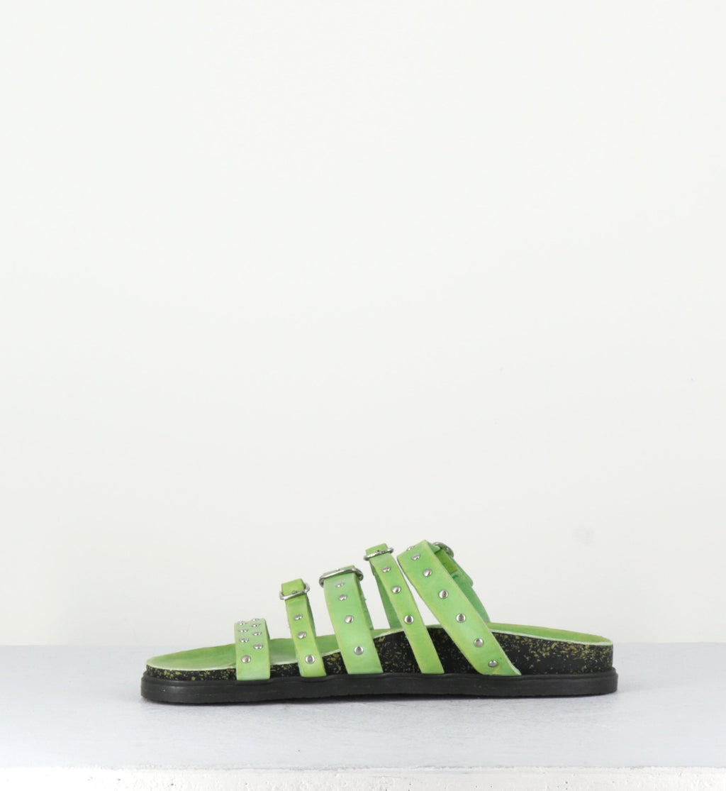 Sandales plates en cuir vert clair multi-brides à clous - 68750 LEAF