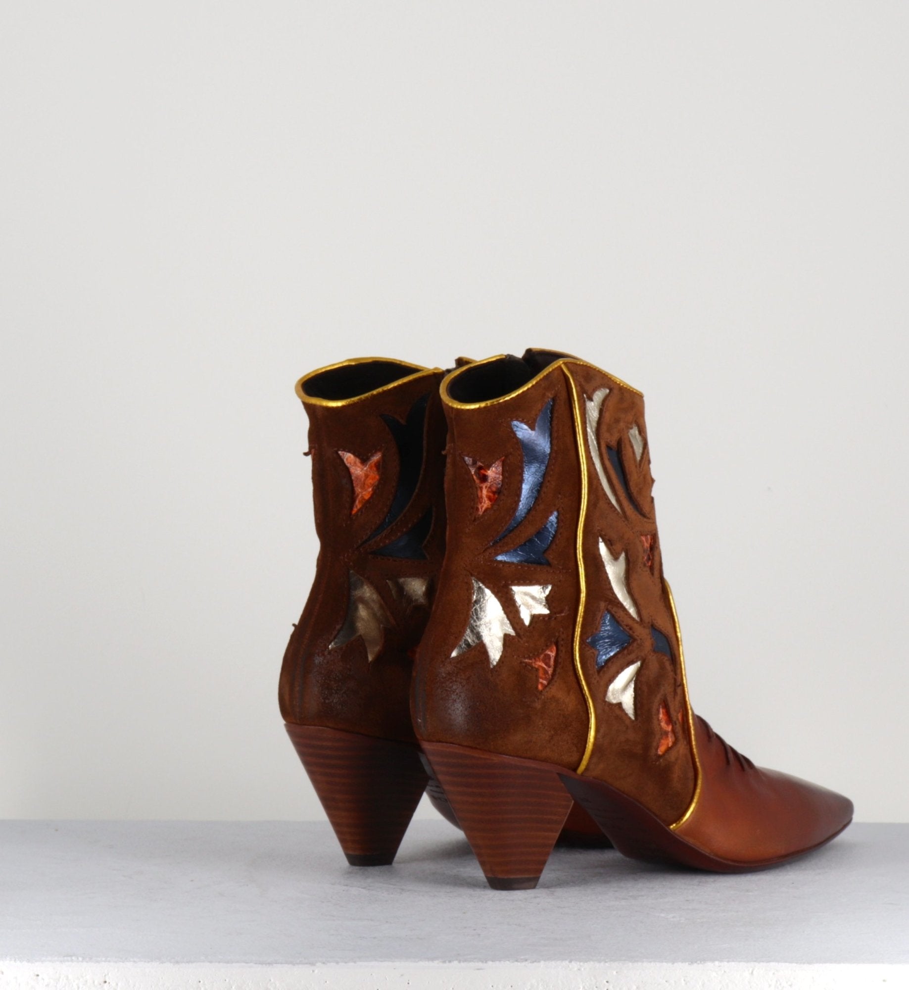 Bottines pointues en cuir camel  E1673  - Elena Iachi