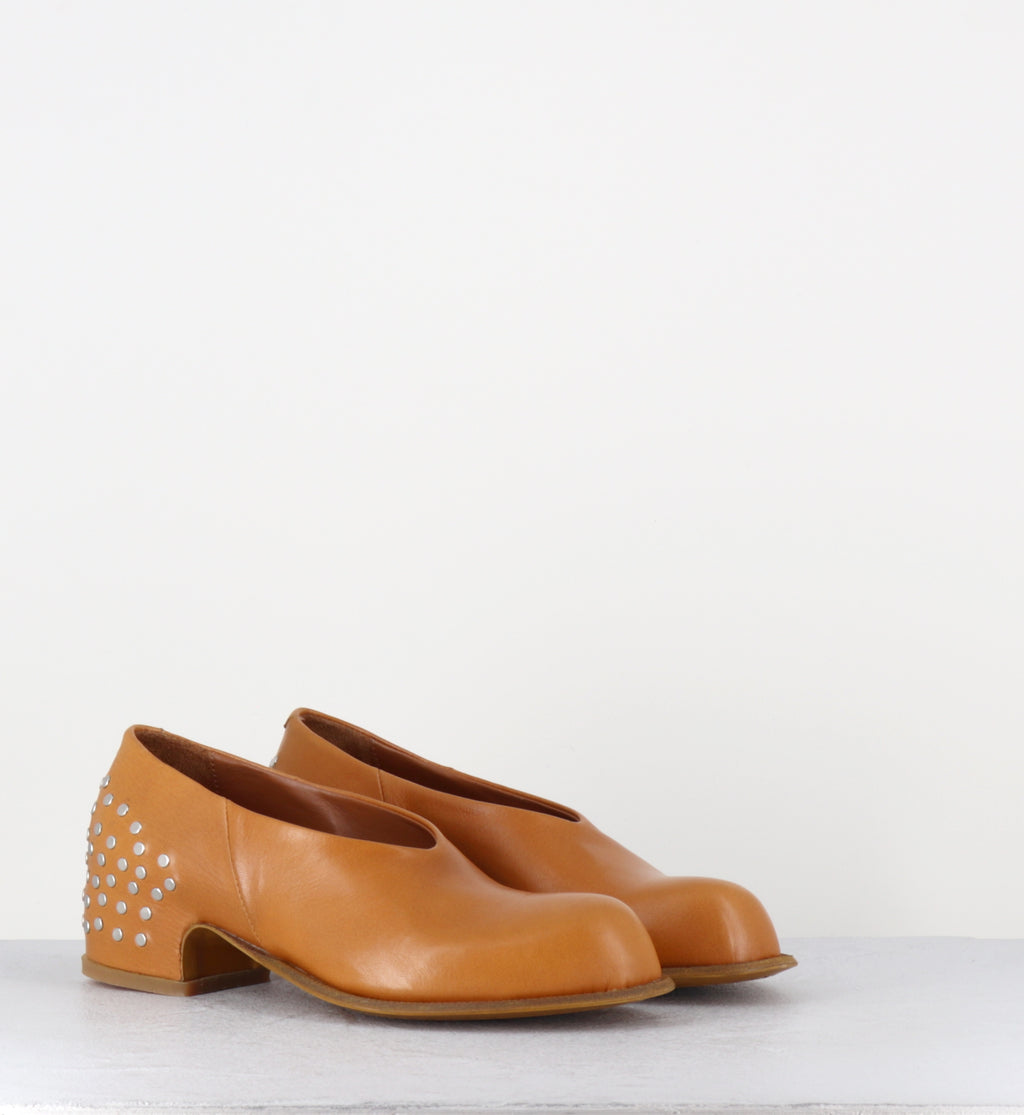 Escarpins en cuir camel à rivets - ANITA RIVET MOSTARDA