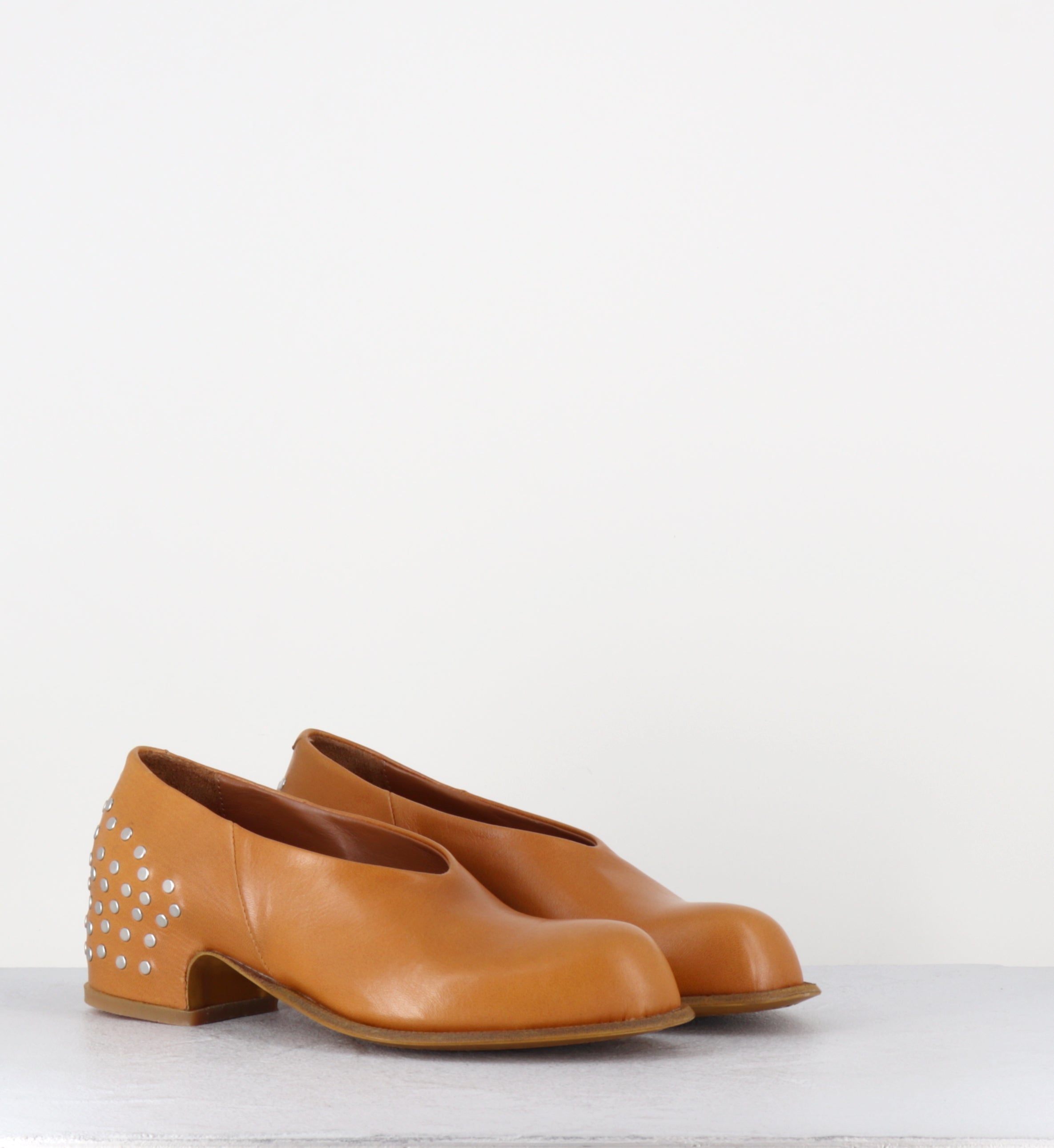 Escarpins en cuir camel à rivets - ANITA RIVET MOSTARDA