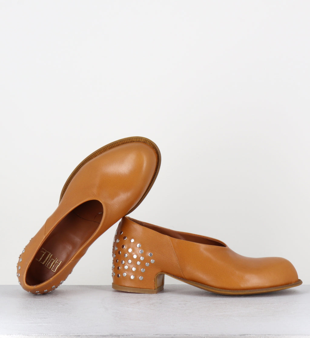 Escarpins en cuir camel à rivets - ANITA RIVET MOSTARDA