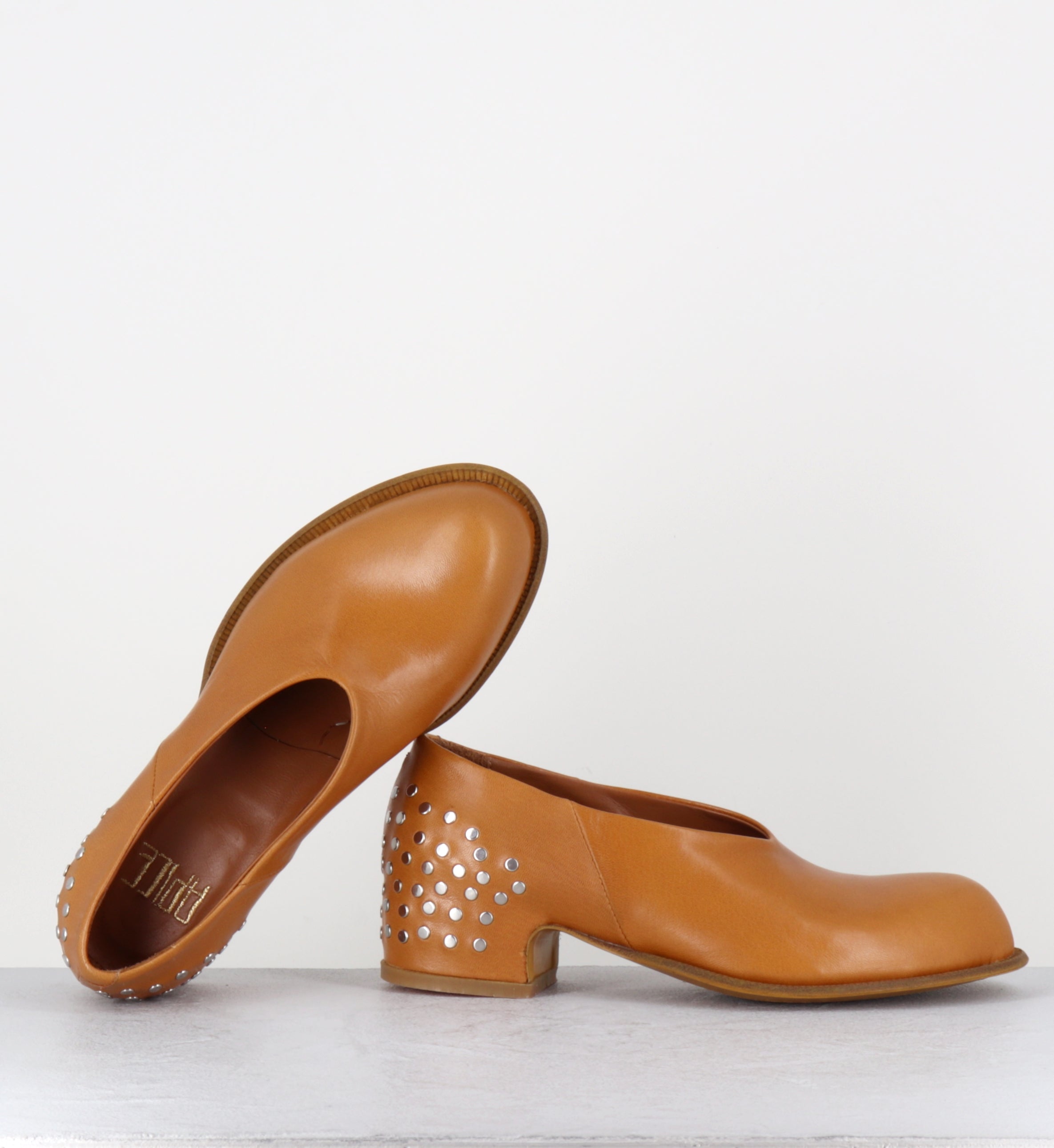 Escarpins en cuir camel à rivets - ANITA RIVET MOSTARDA