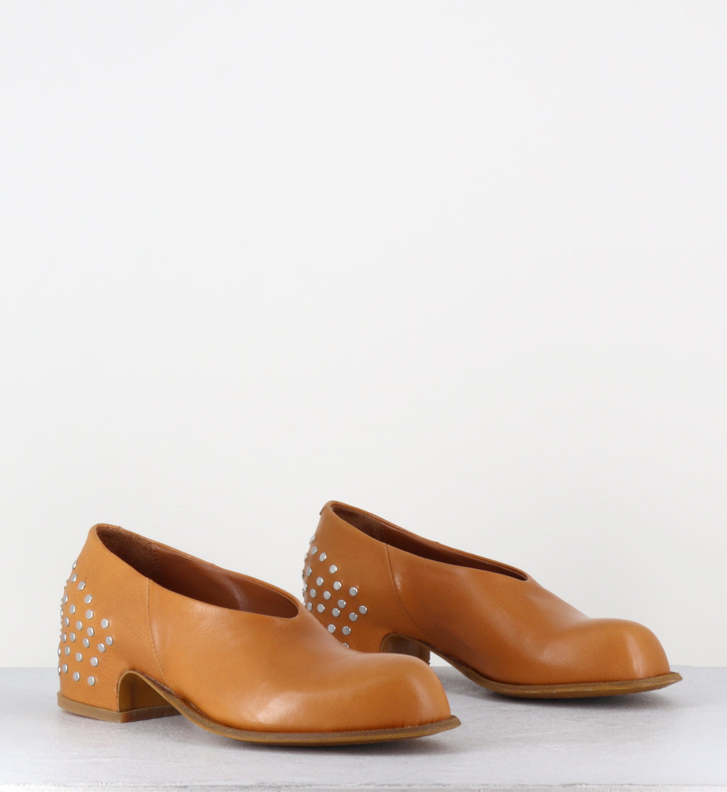 Escarpins en cuir camel à rivets - ANITA RIVET MOSTARDA
