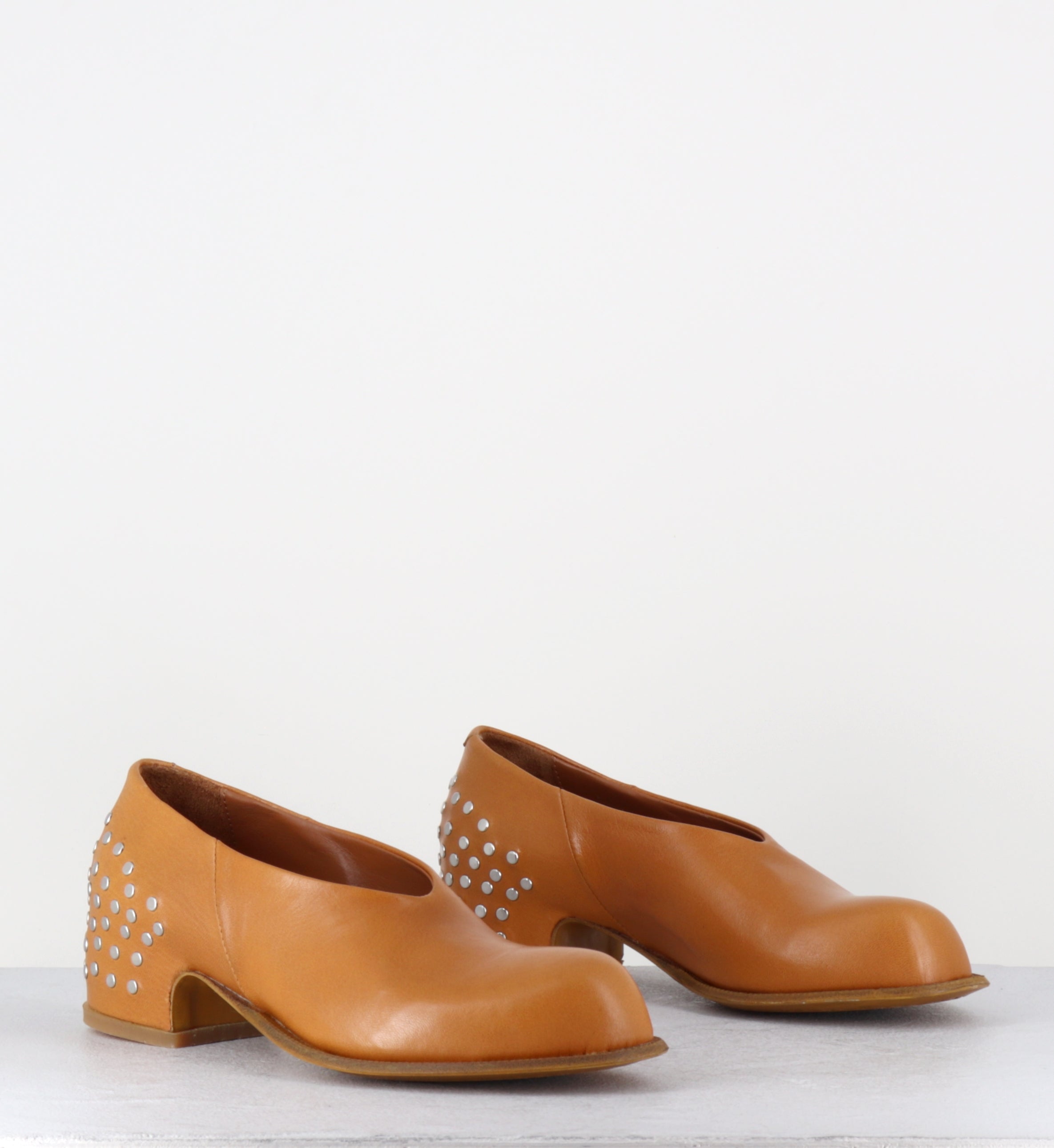 Escarpins en cuir camel à rivets - ANITA RIVET MOSTARDA