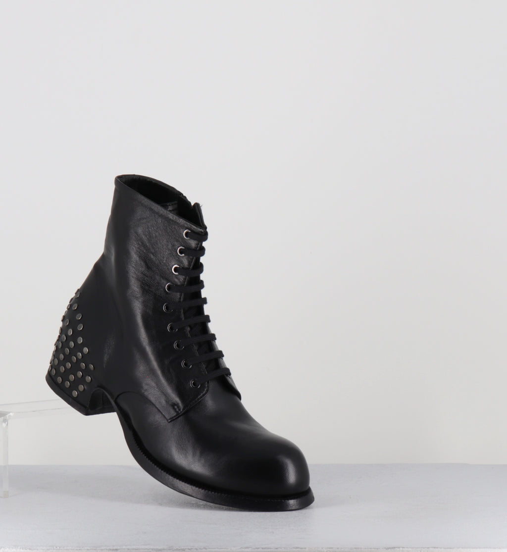 Bottines à lacets en cuir noir à clous - JOLE RIVET MOUSSE NERO
