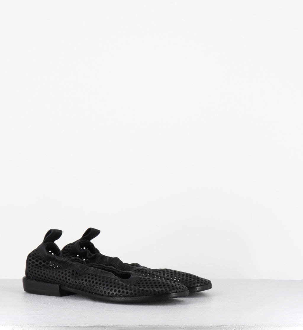 Ballerines en cuir noir perforé - C30103 NERO