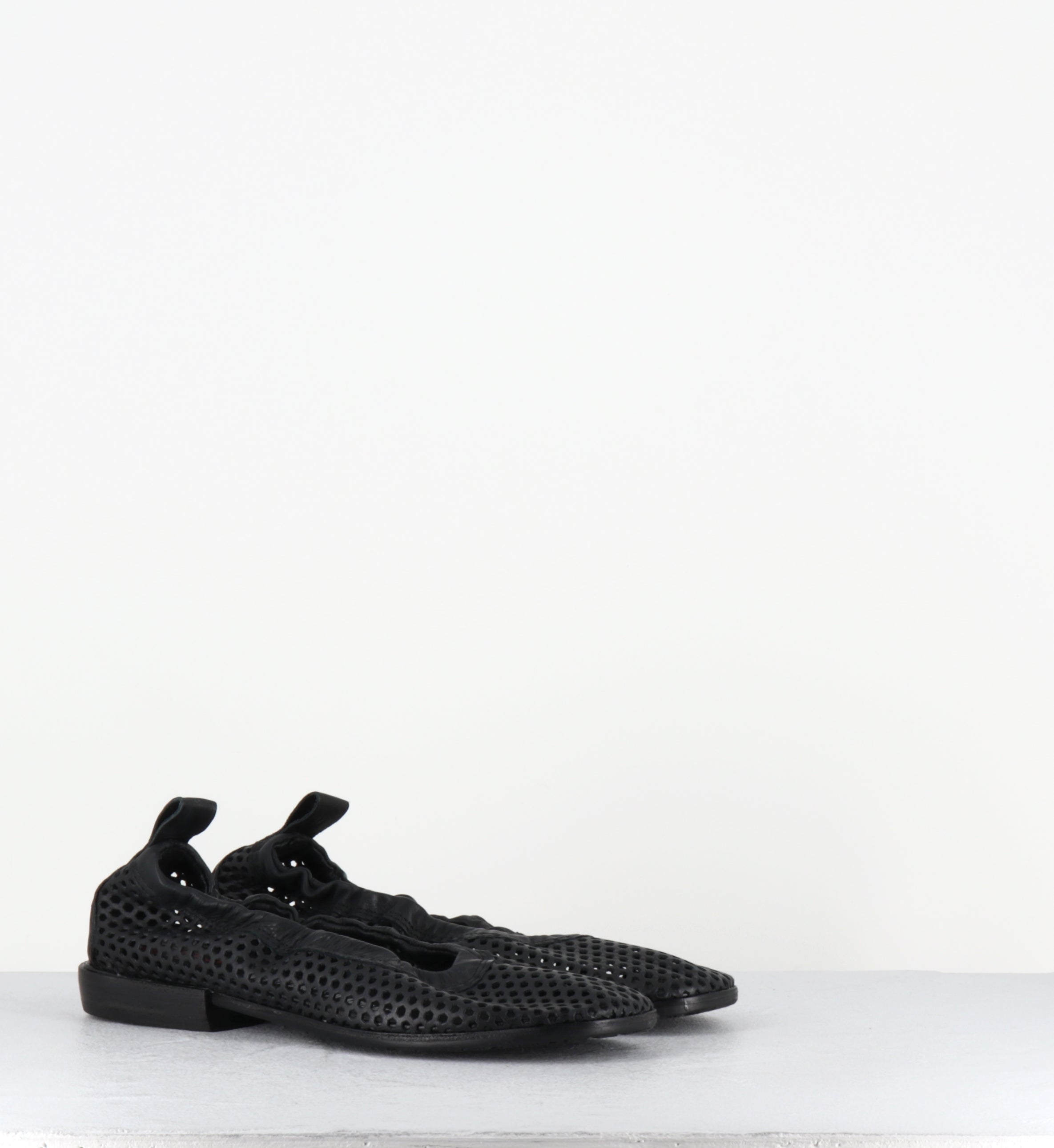 Ballerines en cuir noir perforé - C30103 NERO